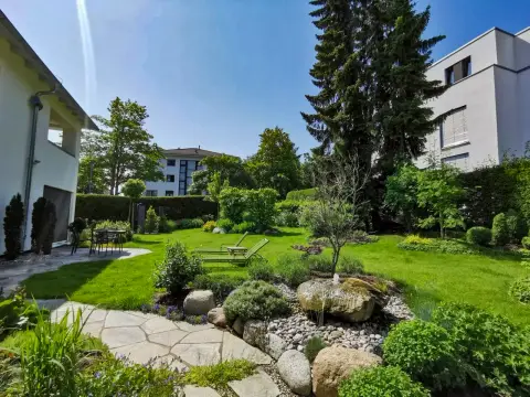 Gartenüberblick mit Kiesbeet, Findlingen und Wohnhaus