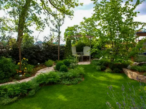 Gartenüberblick mit Sitzplätzen, Rasen und Staudenbeeten