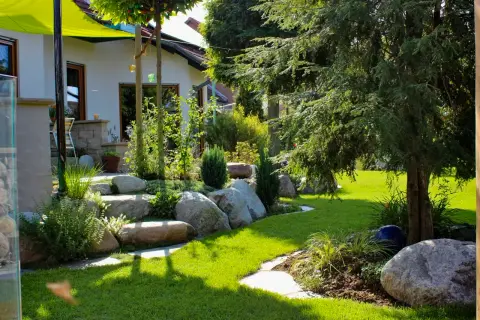 Gartenüberblick mit Wohnhaus, Findlingen und Staudenbeeten