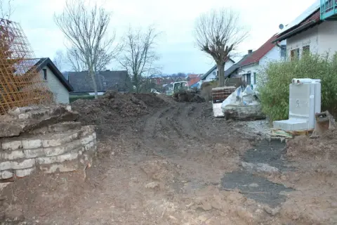 Bauphase: Erdarbeiten und Modellierung des Geländes