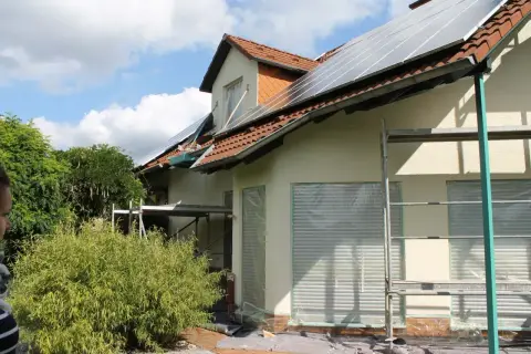 Bauphase: freigeräumter Gartenbereich an der Hausfassade