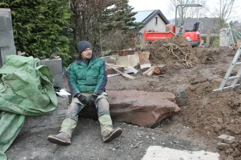 Bauphase: kurze Pause auf einer Sandsteinstufe während der Umsetzung