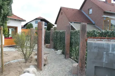 Bauphase: Arbeiten mit dem Minibagger im Garten