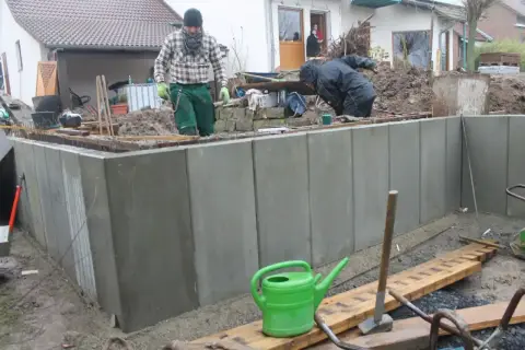 Bauphase: Steinarbeiten am überdachten Sitzplatz
