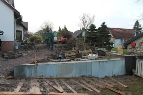Bauphase: Verlegen von Natursteinbelägen