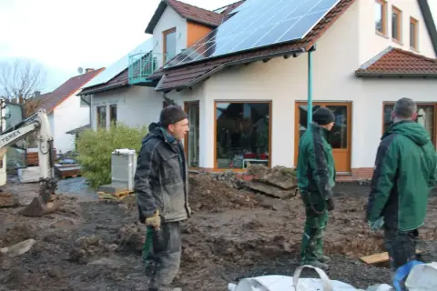 Bauphase: Anlegen von Wegen und Beeteinfassungen