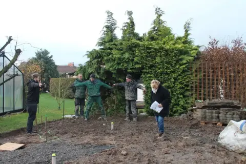 Bauphase: Setzen von Findlingen und Trockenmauern