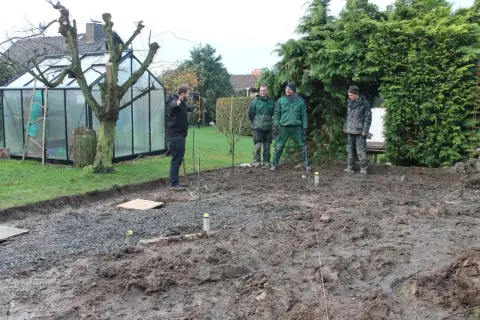 Bauphase: Pflanzarbeiten im entstehenden Garten