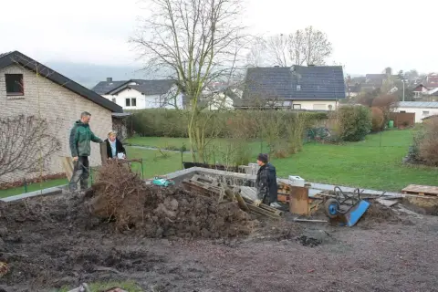 Bauphase: Arbeiten mit dem Minibagger im Garten