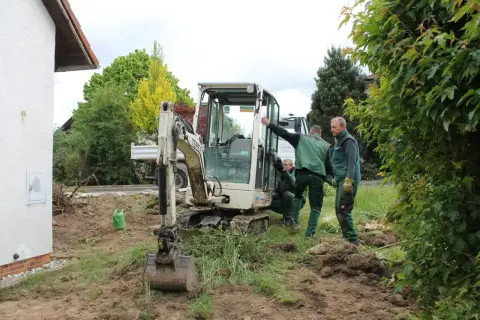 Bauphase: Anlegen von Wegen und Beeteinfassungen