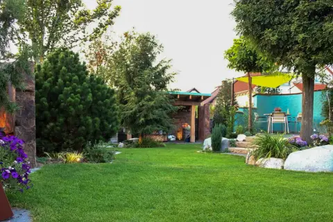 Fertiger Garten: Gartenmauer mit Feuerstelle und Sitznische