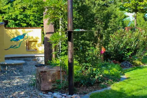 Fertiger Garten: abendliche Gartenstimmung mit Findlingen