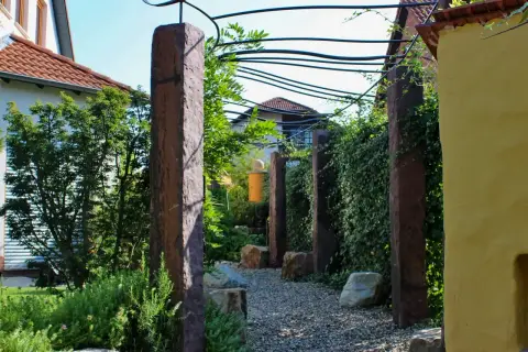 Fertiger Garten: Wasserspiel und Steinelemente im Garten