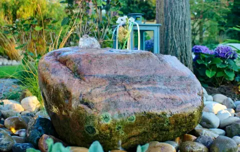 Fertiger Garten: abendliche Gartenstimmung mit Findlingen