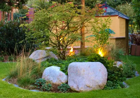 Fertiger Garten: Wasserspiel und Steinelemente im Garten