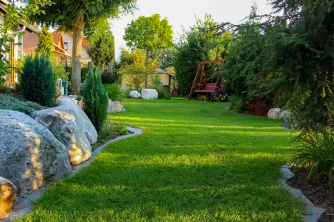 Fertiger Garten: Sitzplatz auf einer Natursteinterrasse