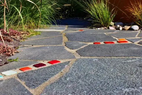 Fertiger Garten: Natursteinweg zwischen Beeten