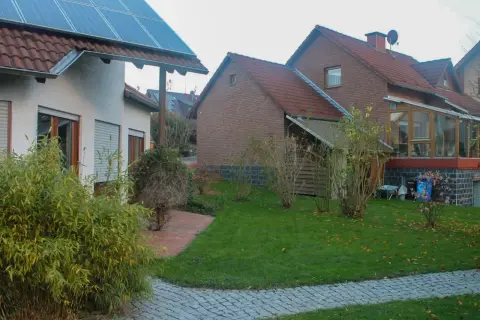 Ausgangssituation: hölzerner Gartenpavillon an einer Hecke