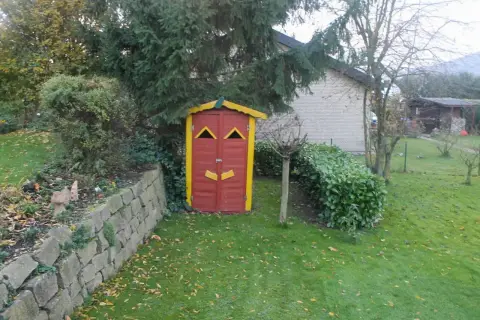 Ausgangssituation: Terrasse und Rasenfläche am Haus