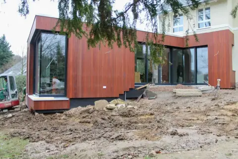 Bauphase: Erd- und Modellierarbeiten im Garten