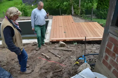 Bauphase: Pflanzarbeiten im entstehenden Garten