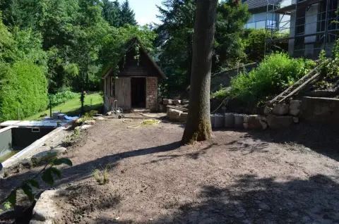 Bauphase: Erd- und Modellierarbeiten im Garten