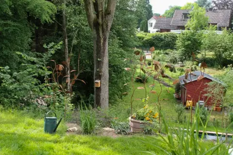 Fertiger Garten: naturnaher Gartenteil mit Gehölzen