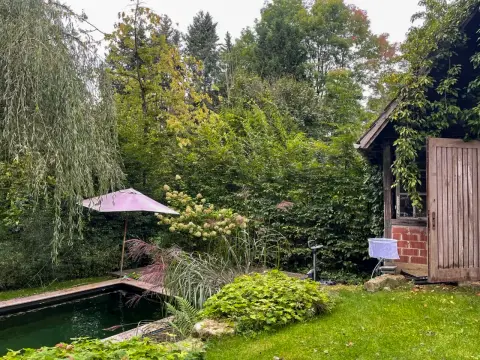 Fertiger Garten: Teich mit Sitzplatz und Sonnenschirm