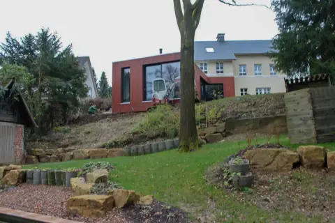 Ausgangssituation: bestehender Garten mit Rasen und Gehölzen