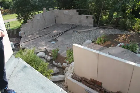 Bauphase: Erd- und Modellierarbeiten im Garten