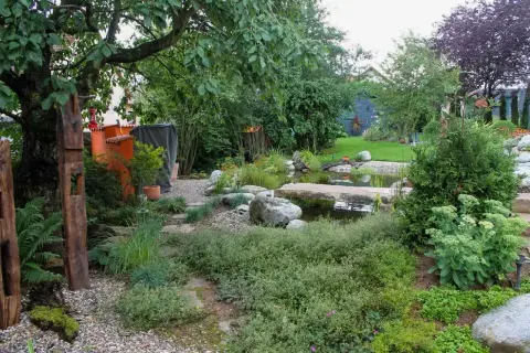 Fertiger Garten: Wege und Beete im Ergebnis