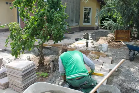 Bauphase: Erd- und Modellierarbeiten im Garten