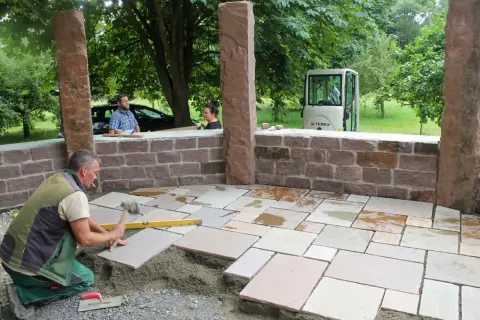 Bauphase: Pflanzarbeiten im entstehenden Garten