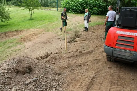 Bauphase: Arbeiten mit Gerät und Maschinen