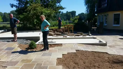 Bauphase: Pflanzarbeiten im entstehenden Garten