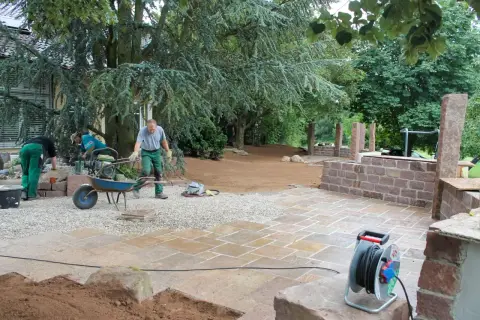 Bauphase: Arbeiten mit Gerät und Maschinen