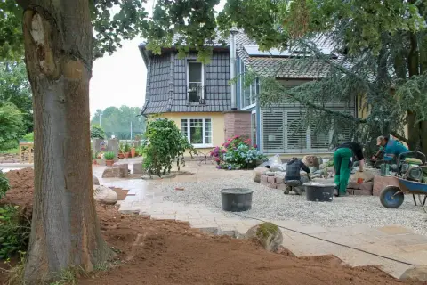Bauphase: Fortschritt auf der Gartenbaustelle
