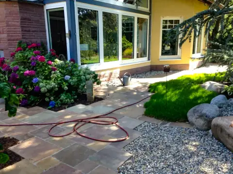 Fertiger Garten: Wege und Beete im Ergebnis