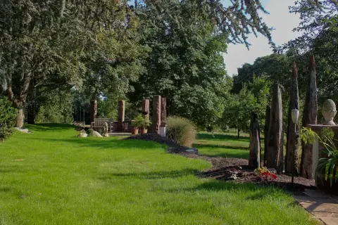 Fertiger Garten: harmonisch bepflanzter Freiraum