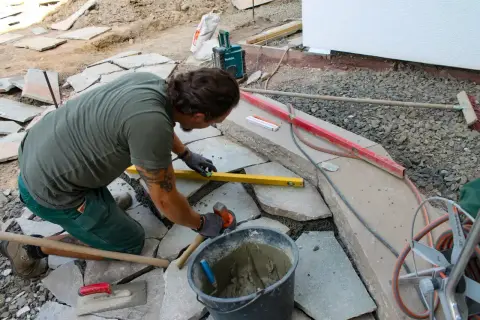 Bauphase: Erd- und Modellierarbeiten im Garten