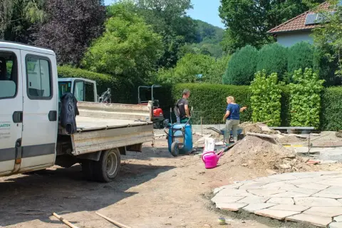 Bauphase: Steinarbeiten und Einfassungen