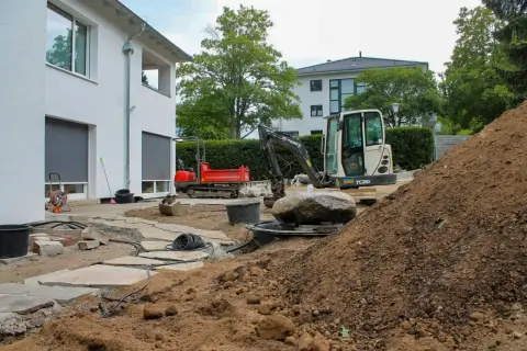 Bauphase: Aufbau von Mauern und Sitzplätzen