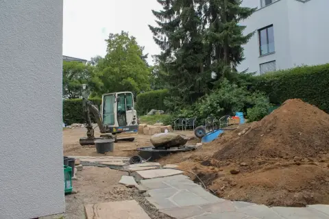 Bauphase: Erd- und Modellierarbeiten im Garten
