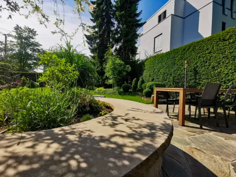 Fertiger Garten: gestaltete Fläche mit Bepflanzung