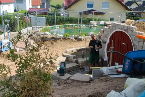 Bauphase: Steinarbeiten und Einfassungen