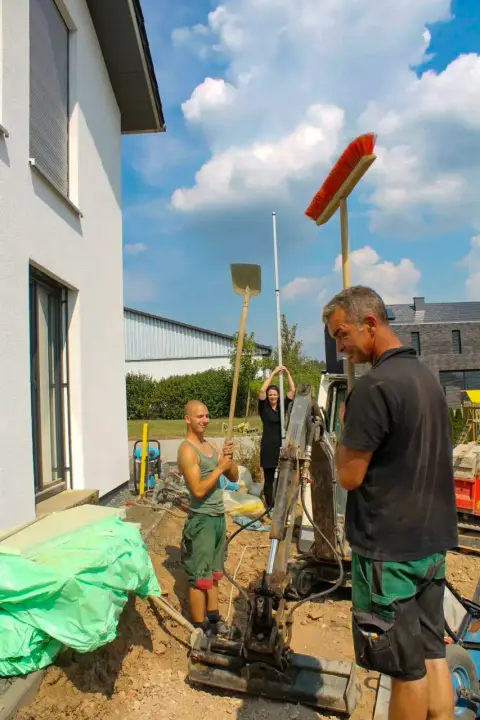 Bauphase: Pflanzarbeiten im entstehenden Garten