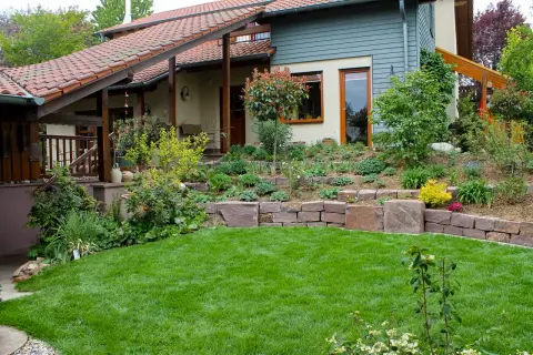 Ergebnis: klar gegliederter Garten mit Natursteinmauer, Staudenbeeten und ruhiger Rasenfläche