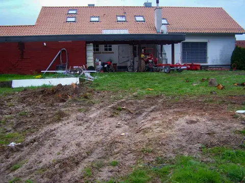 Ausgangslage: offene Erdfläche im Umbau mit im Bau befindlichem Pool