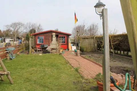 Ausgangslage: einfach gehaltener Garten mit Rasen, Weg und Nebengebäude