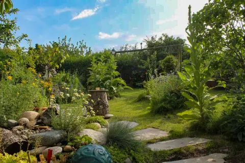 Ergebnis: gewachsener Gartenraum mit Teich, Findlingen, Trittsteinen und üppiger Bepflanzung